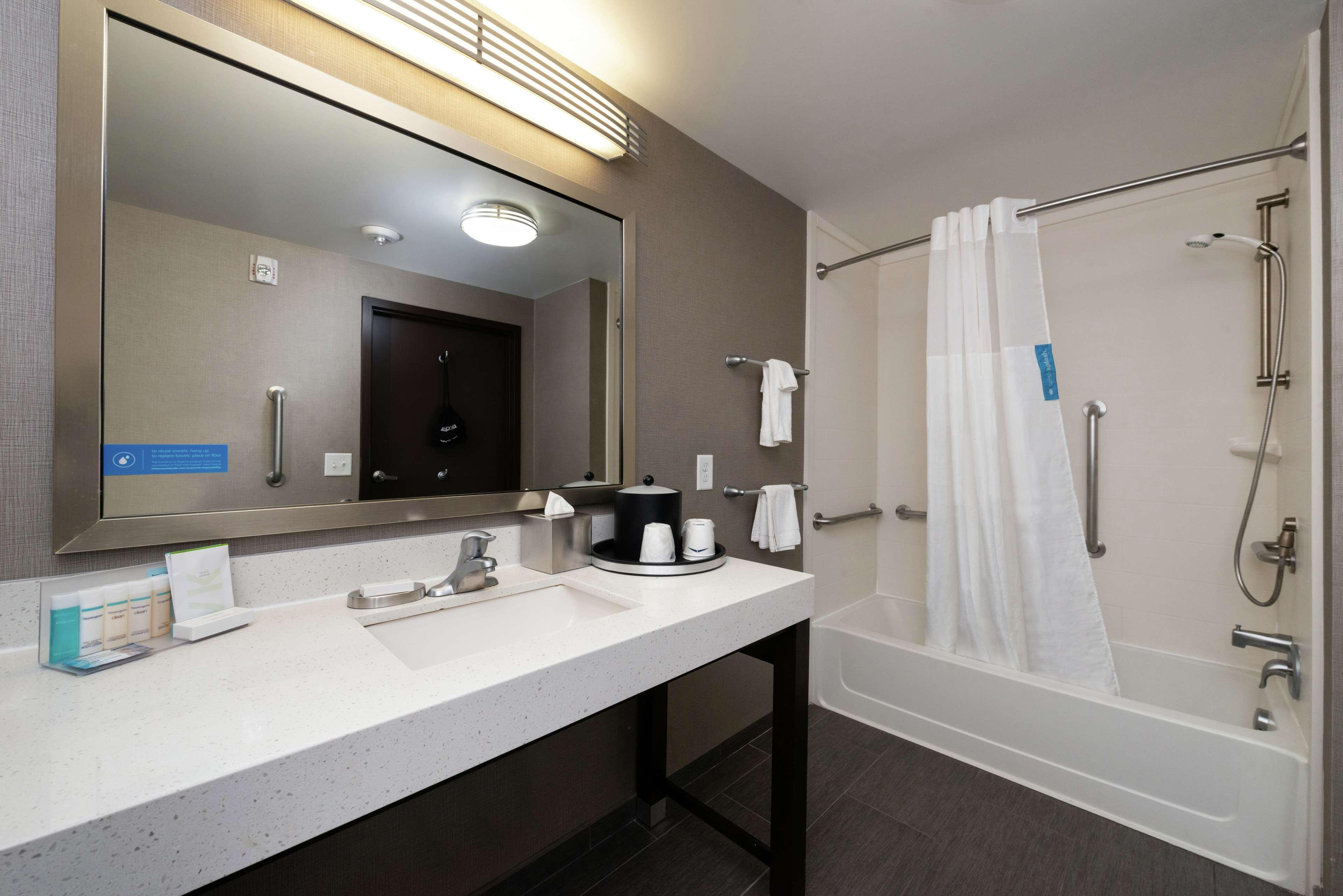 Hampton Inn & Suites Greensboro/Coliseum Area Eksteriør bilde
