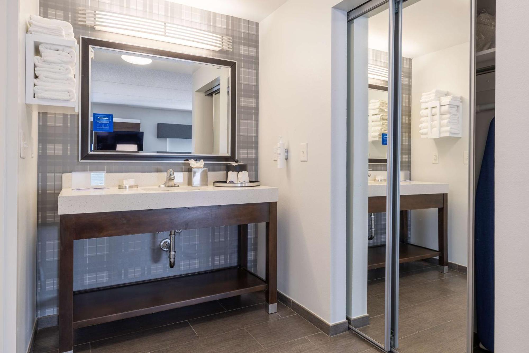 Hampton Inn & Suites Greensboro/Coliseum Area Eksteriør bilde